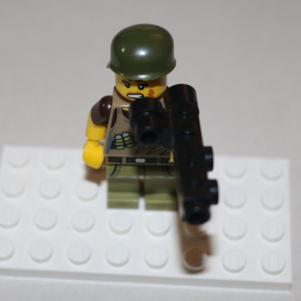 Lego Minifigure Dino Tracker With blaster and military hat - Picture 2 of 6